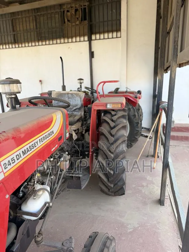 Massey Ferguson Tractor · Photo 2