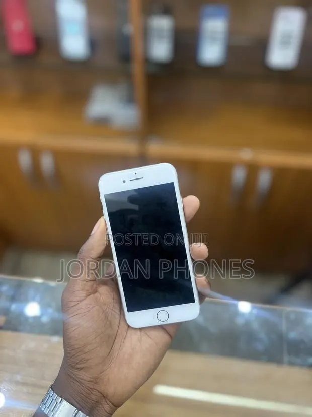 Apple iPhone 7 32 GB Silver · Photo 1