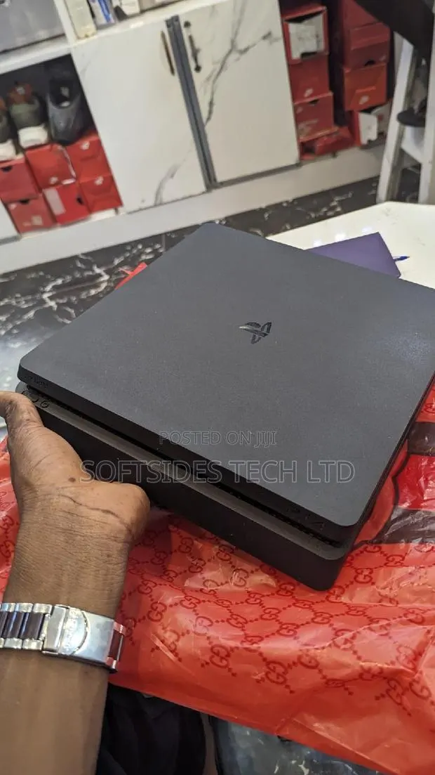 Playstation 4 SLIM 500GB+Controller, Satisfaction Guaranteed · Photo 1