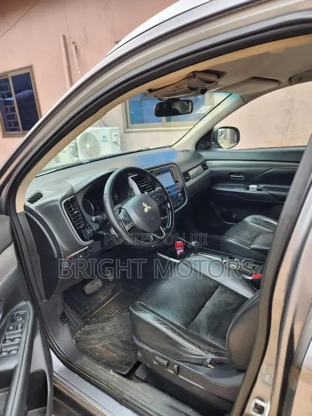 Mitsubishi Outlander LE FWD 2019 Burgundy · Photo 3
