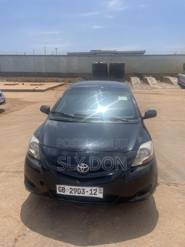 Toyota Yaris Base Hatchback 3dr 2010 Black · Photo 1