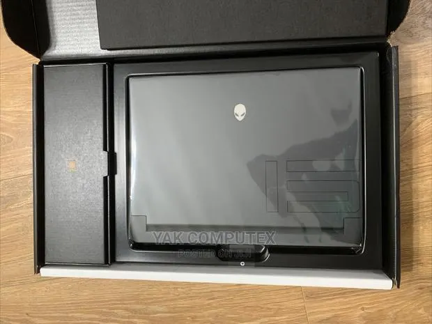 New Laptop Dell Alienware M15 R7 32GB Intel Core i9 SSD 1T · Photo 1
