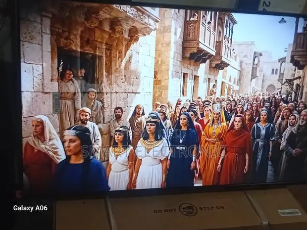 Samsung 43” Multi-Feature Smart Led Tv · Photo 1