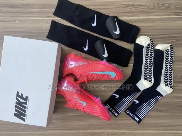 Original Football Boot , Grip Socks, Cut Hose And Guard · Photo 1