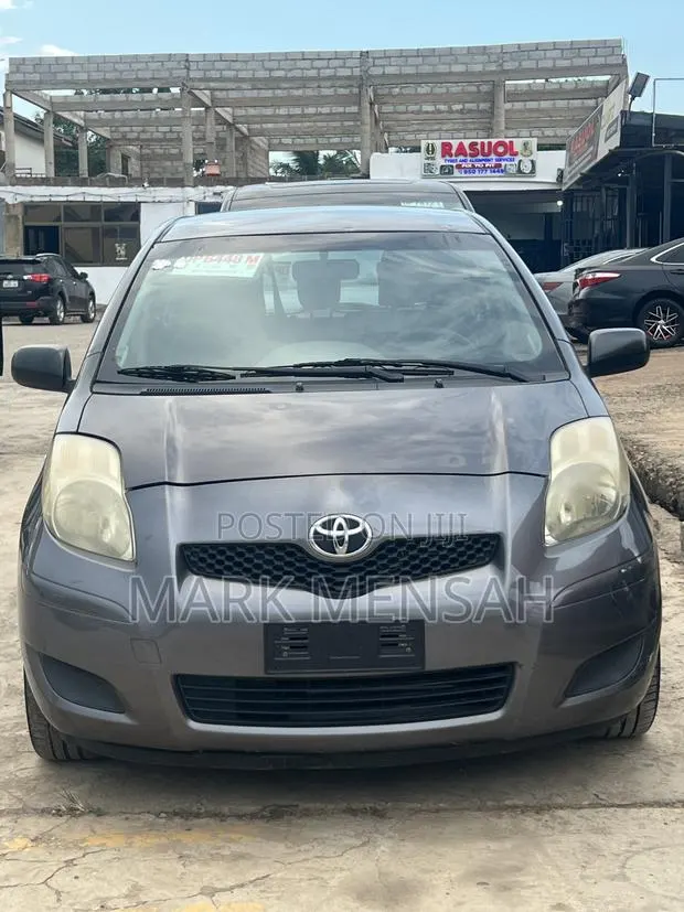 Toyota Yaris 2010 Gray · Photo 1