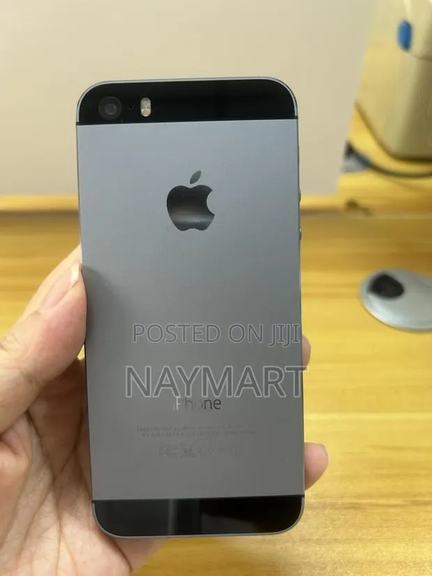 Apple iPhone SE 64 GB Gray · Photo 1