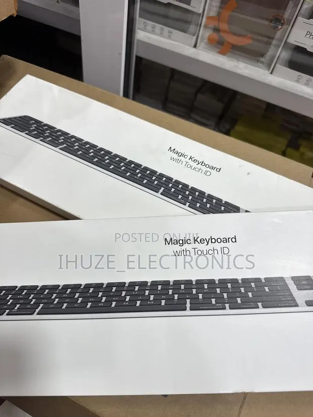 Black Magic Keyboard (Touch ID/Numeric Keypad) - USB-C · Photo 1