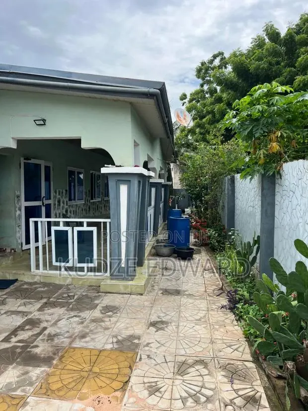 7bdrm House in Ngleshie Amanfro for sale · Photo 1