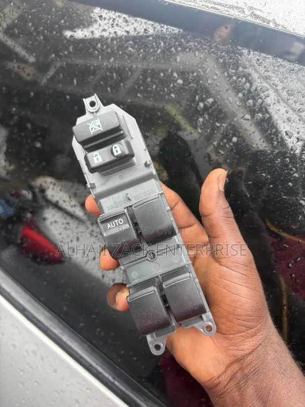 Toyota Camry 2014 Master Door Switch · Photo 1