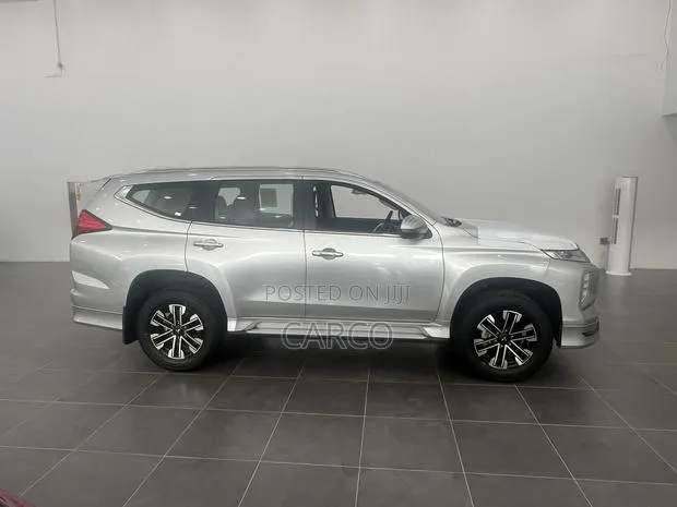 New Mitsubishi Montero Sport 2023 Silver · Photo 1