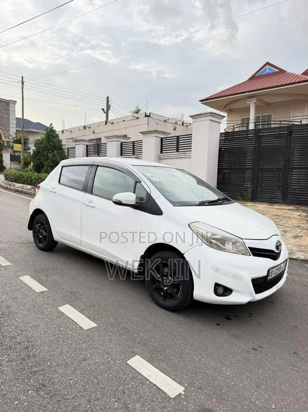 Toyota Vitz 1.3 AWD 5dr 2013 White · Photo 2