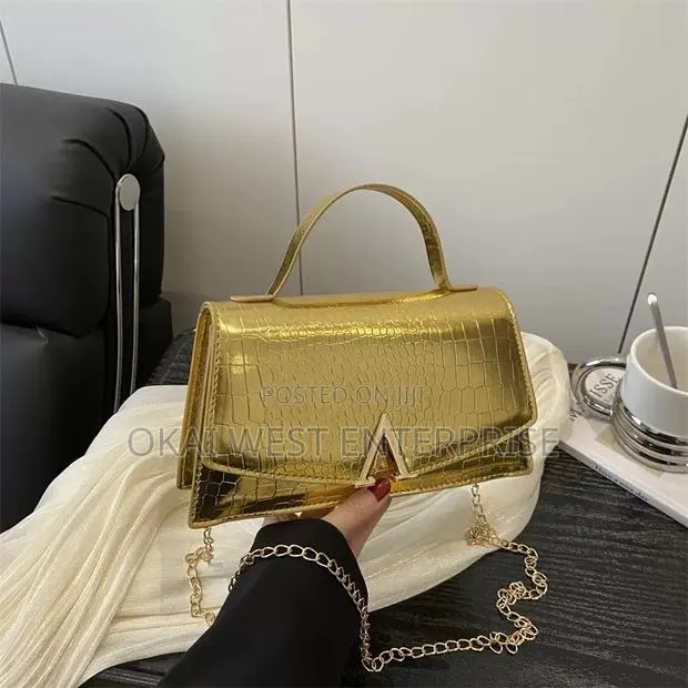 2025 Luxe Minimalist Handbag - Perfect for Any Occasion · Photo 1