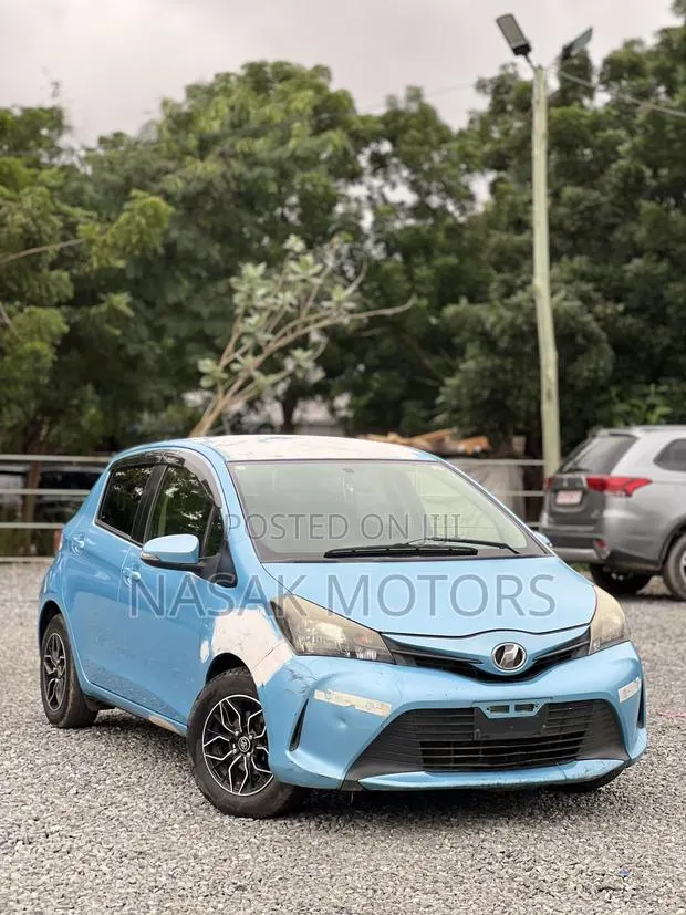 Toyota Vitz 1.3 AWD 5dr 2014 Blue · Photo 1