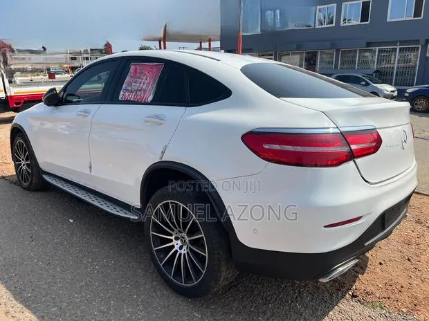 Mercedes-Benz GLE-Class GLE 300d 4MATIC 2019 White · Photo 1