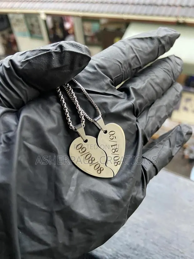 Customized Love Shape Necklace · Photo 1
