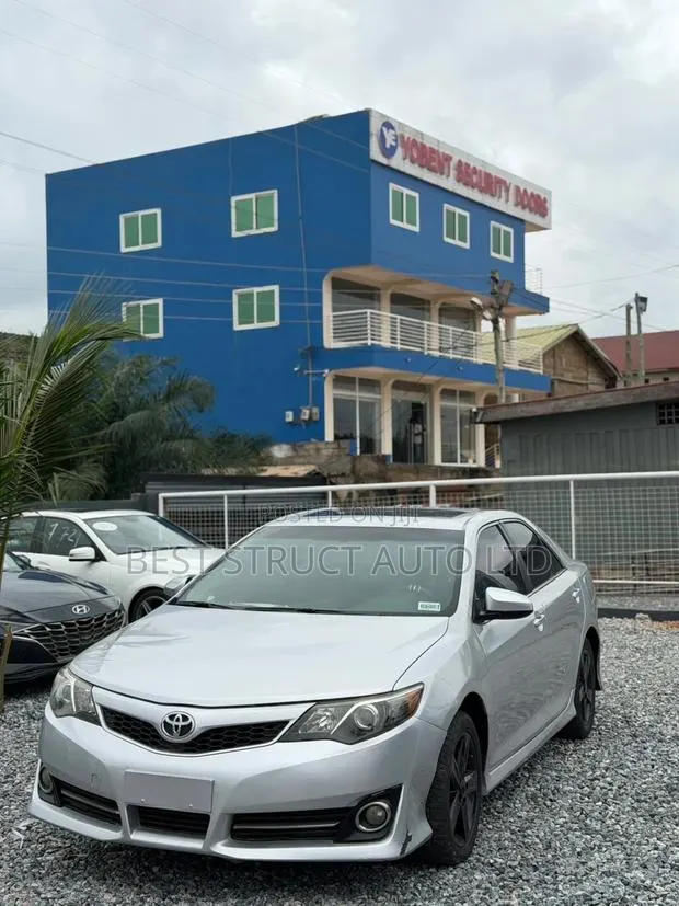 Toyota Camry SE 4dr Sedan (2.5L 4cyl 6A) 2014 Gray · Photo 1
