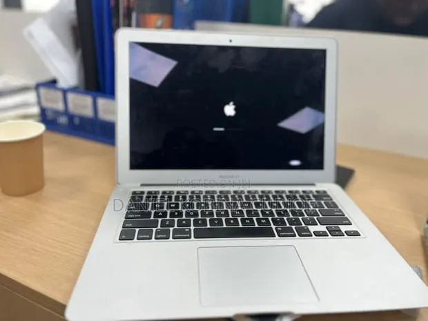 New Laptop Apple MacBook Air 8GB Intel Core i5 SSD 128GB · Photo 1