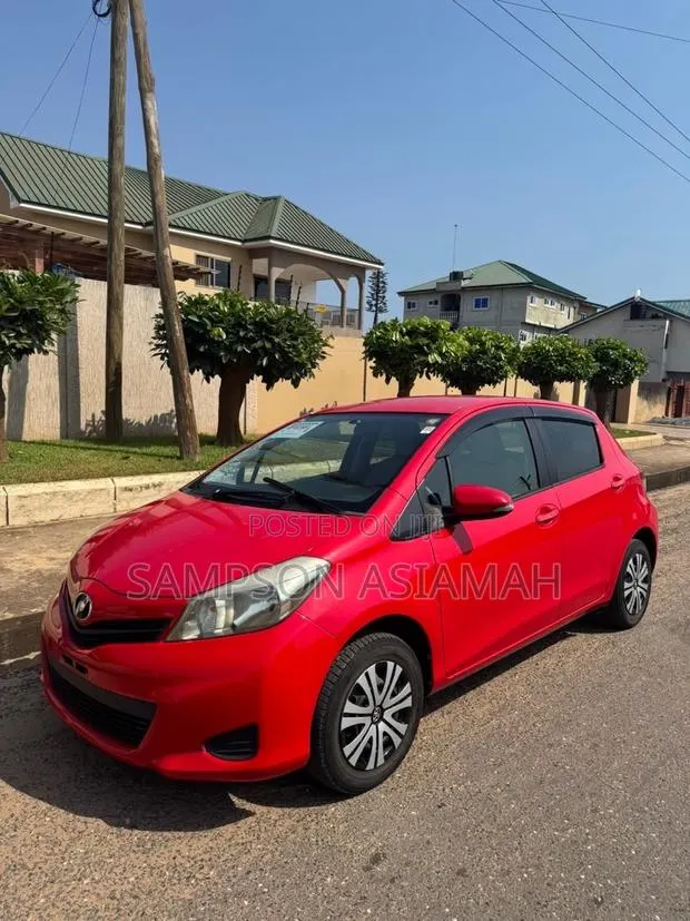 Toyota Vitz 1.3 FWD 3dr 2012 Red · Photo 1