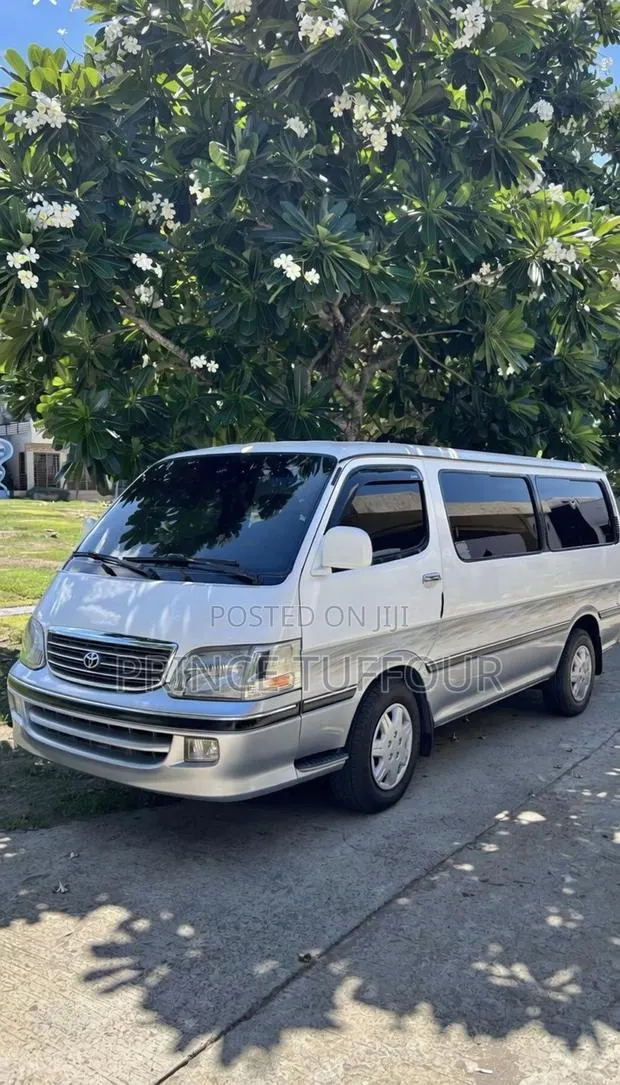 Toyota HiAce 2006 Silver · Photo 1
