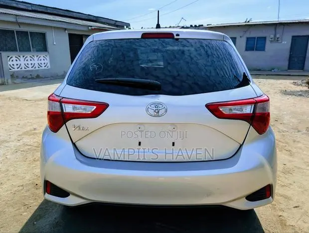 Toyota Vitz 2017 Silver · Photo 1