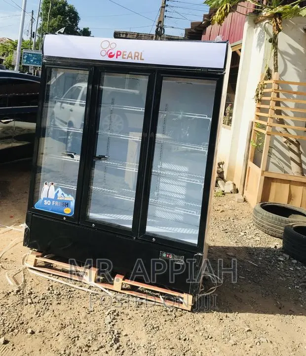Quality Pearl PVC-150 950L 3 Door Electric Beverage Cooler · Photo 1