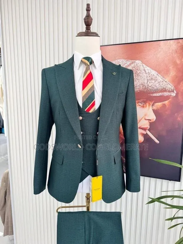 Plain Three Piece Suit · Photo 1