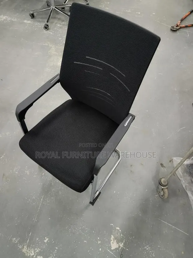 Black Cantilever Visitor's Or Conference Chair With A Chrome Frame. · Photo 1