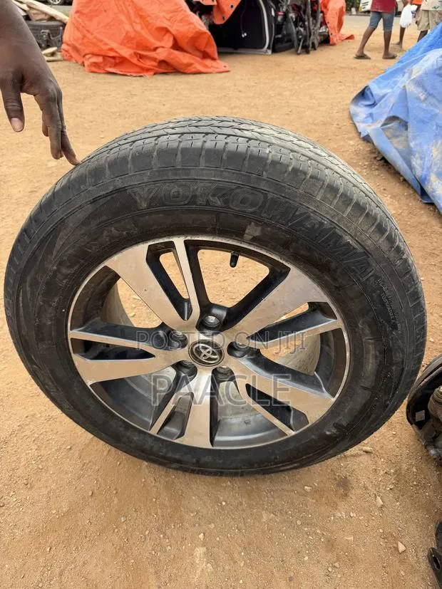 Toyota Rav4 Rim With Tyres · Photo 1