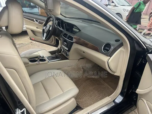 Mercedes-Benz C250 2012 Black · Photo 1