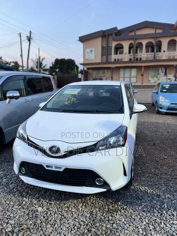 Toyota Vitz 1.3 AWD 5dr 2015 White · Photo 1