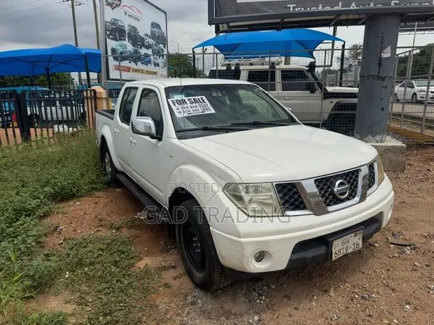 Nissan Navara 2016 White · Photo 1