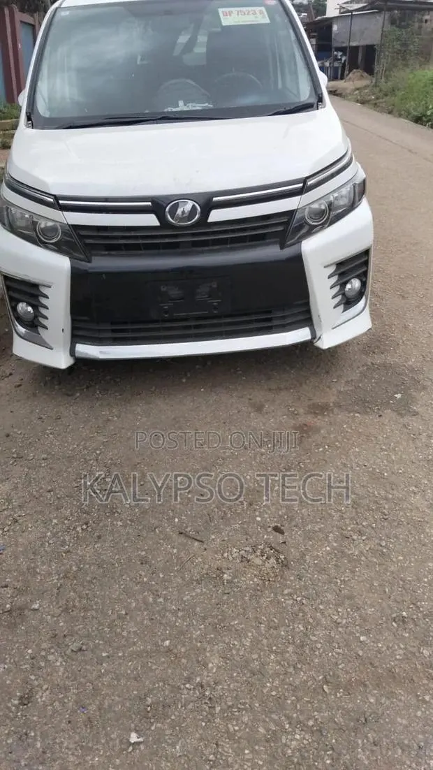 Toyota TownAce 2015 White · Photo 1