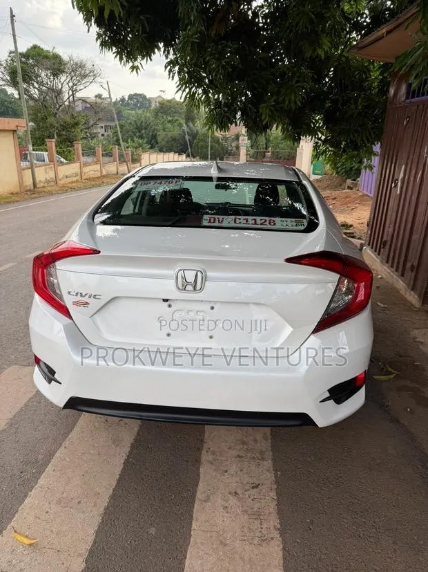 Honda Civic EX Sedan 2018 White · Photo 1