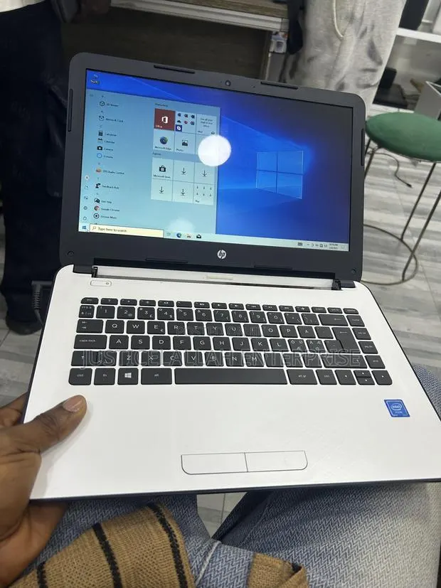 Laptop HP 15 2GB Intel Celeron SSD 32GB · Photo 1