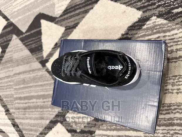 Black Reebok Sneakers · Photo 2