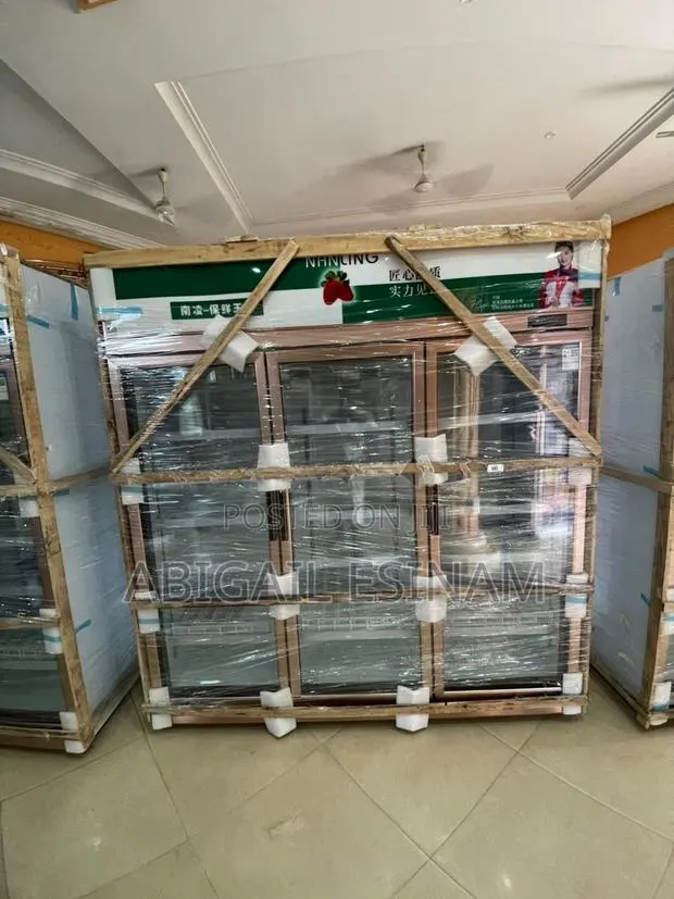 1600LT Display Fridge · Photo 1