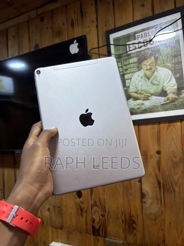 New Apple iPad Pro 64 GB Silver · Photo 1