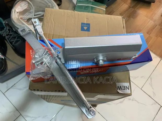 Chinese Door Closer · Photo 1