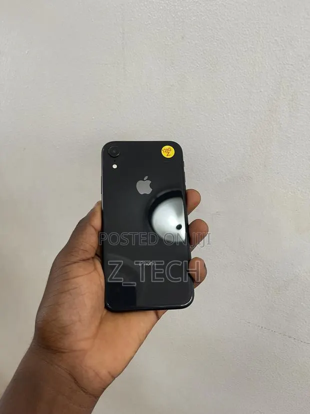 Apple iPhone XR 128 GB Black · Photo 1