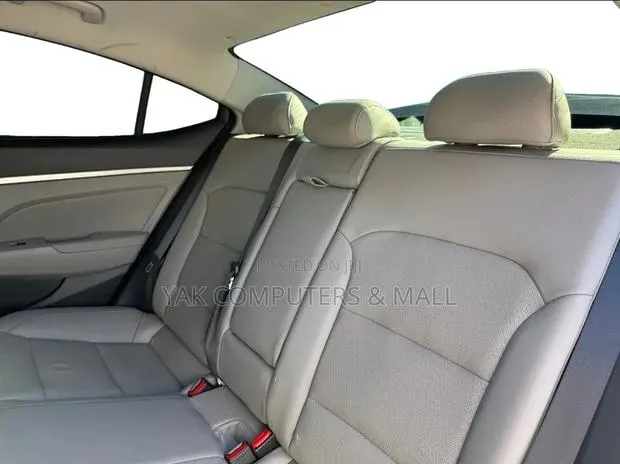 Hyundai Elantra SE 2019 Silver · Photo 1
