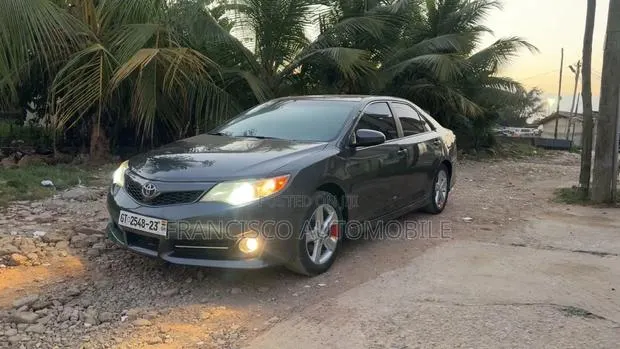 Toyota Camry SE 4dr Sedan (2.5L 4cyl 6A) 2014 Gray · Photo 1