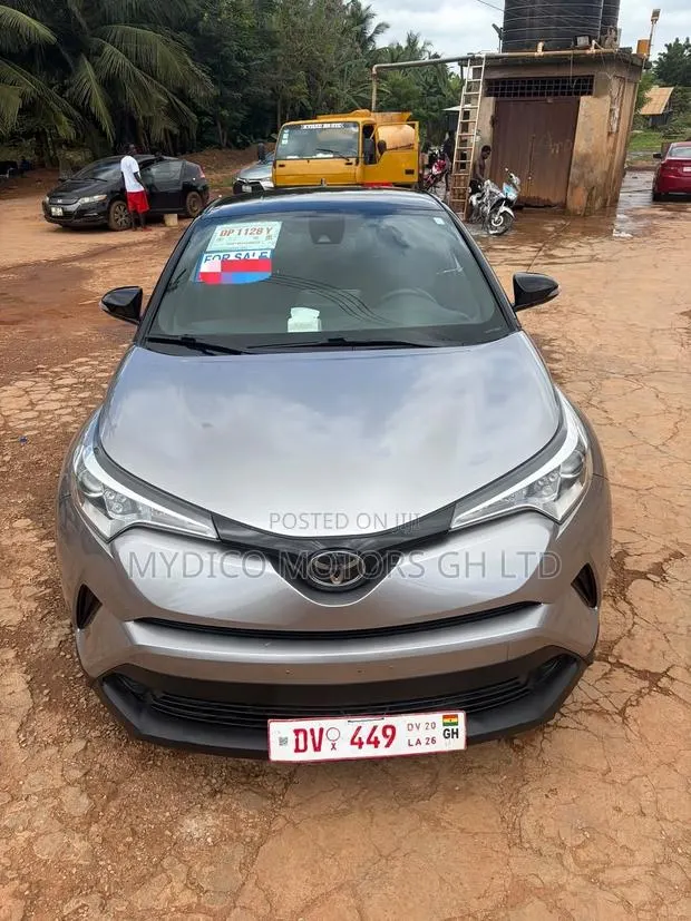 Toyota C-HR LE FWD 2019 Silver · Photo 1