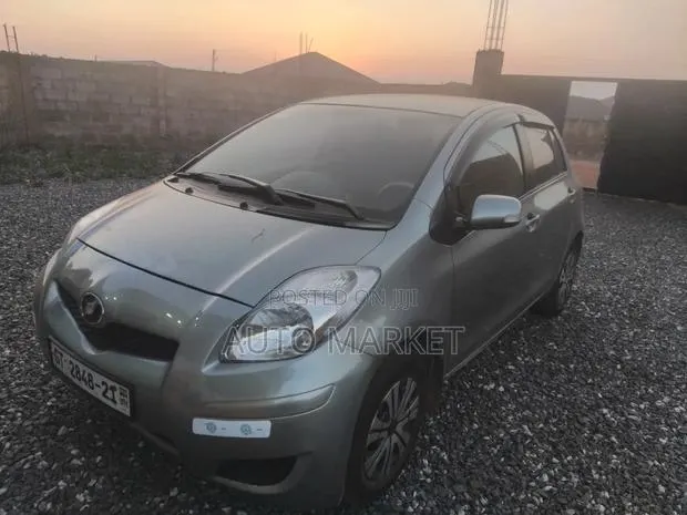 Toyota Vitz 1.3 AWD 5dr 2010 Gray · Photo 1