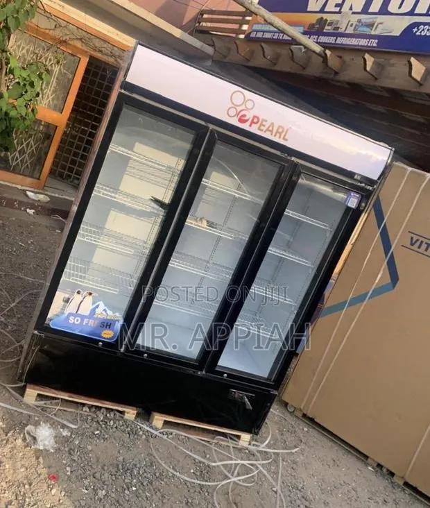 Quality Pearl 3 Door Display Fridge With Lock and Key · Photo 1