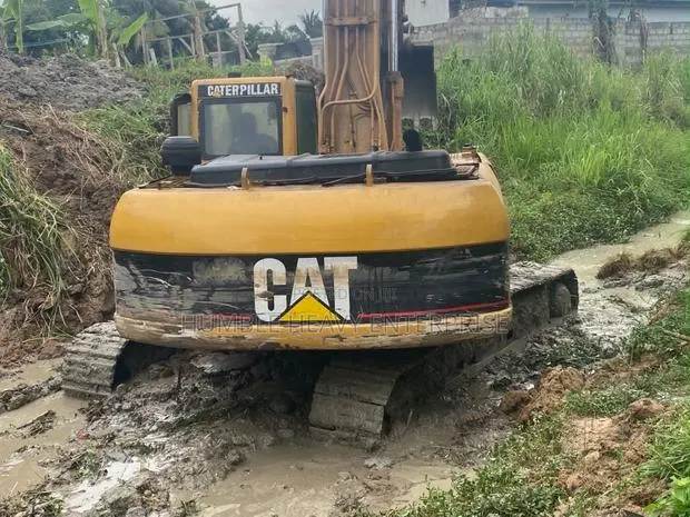 325 CL Excavator · Photo 2
