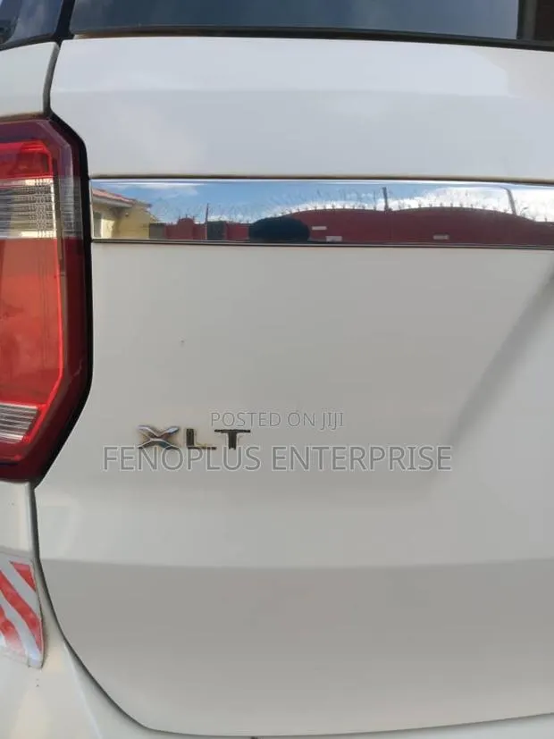 Ford Explorer XLT 4dr SUV (3.5L 6cyl 6A) 2016 White · Photo 1