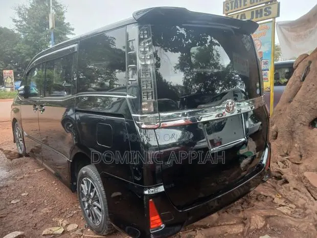 Toyota Voxy 2017 Black · Photo 1