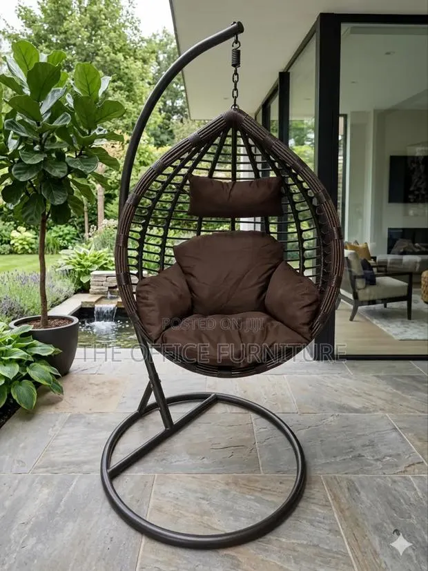 Brown Wicker Hanging Egg Chair · Photo 1