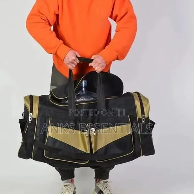 Spacious Black Travel Duffle Bag · Photo 1