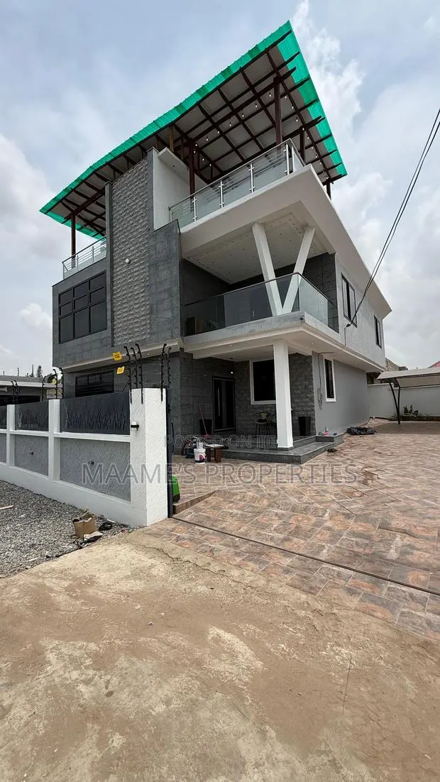 Furnished 4bdrm Duplex in East Legon for sale · Photo 1